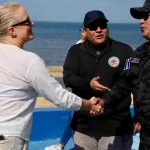Encargada de negocios de EEUU en El Salvador recorre Golfo de Fonseca en naves salvadoreñas