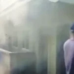 Pobladores luchan por sofocar incendio en centro educativo en Guanaja