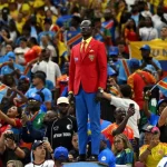El aficionado estatua ‘Lumumba Vea’ llega al partido de RD de Congo contra Colombia