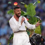 Debí Tirar Más Fotos se lanzó en enero de 2025 y debutó en el No. 2 del Billboard 200 antes de ascender al No. 1 la semana siguiente. Se convirtió en el álbum latino que más rápido alcanzó 1.000 millones de reproducciones en Spotify, al lograrlo en solo 13 días, y le valió a Bad Bunny el Grammy al álbum del año en febrero. La semana siguiente, su presentación en el espectáculo de medio tiempo del Super Bowl ayudó al álbum a regresar al primer puesto del Billboard 200 y llevó la canción “DtMF” nuevamente al No. 1 del Billboard Hot 100.  El Debí Tirar Más Fotos World Tour ya es la gira de mayor recaudación de un artista latino masculino en la historia, con 467,5 millones de dólares en ingresos brutos. En junio, Bad Bunny se convirtió en el primer artista latino en superar los 1.000 millones de dólares en ventas brutas de entradas a lo largo de su carrera.