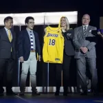 La familia Buss ultima su salida de los Lakers al vender su última participación