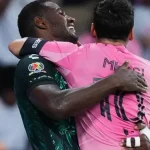 El Málaga se proclamó campeón del Trofeo Costa del Sol por la retirada del Fulham inglés, que se negó a disputar la tanda de penaltis tras terminar 2-2 en tiempo reglamentario, después de que el entrenador Álvaro Arbeloa fuera expulsado por protestar al árbitro al final del partido.  El partido ya comenzó con el pie cambiado, con la marcha temprana del atacante Adrián Niño, que hizo saltar las alarmas en un Málaga ya con varios lesionados a pocos días del inicio liguero en Primera.  Entró por él un centrocampista, Rafa Rodríguez, por lo que el dibujo pasó de jugar con dos delanteros a un 4-3-3 y ahí, aunque los locales habían tenido más balón y peligro, empezó a amenazar el Fulham.  Oscar Bobb y David Larrubia, extremos de Fulham y Málaga, percutían en lo poco dinámico que fueron los primeros minutos, hasta que Sessegnon acertó con un cabezazo al segundo palo para adelantar a los ingleses (0-1).  Tan pronto encajó el golpe el equipo de Juanfran Funes que, en un chispazo del talento de Larrubia, logró el empate, obra de Chupe en un remate de puro goleador.  Castagne tuvo para los británicos una clarísima antes del descanso, pero el Málaga acabó la primera parte en buena inercia y, tras el descanso, arrinconó a su rival, pero de nuevo encajó gol, esta vez del nigeriano Alex Iwobi.  Estaba mejor el Málaga con balón, pero más certero el cuadro entrenado por Arbeloa, que en dos combinaciones por banda fabricó dos tantos antes del carrusel de cambios para refrescar piernas y evitar lesiones.  Con otras ocho sustituciones, loa blanquiazules ganaron energía y chispa y en el noventa, de penalti por mano clara, logró la igualada Eneko Jauregi (2-2), uno de esos cambios de Funes. El triunfo se quedó en casa tras renunciar el equipo inglés a la tanda de penaltis.  Los malaguistas cierran la pretemporada con dos empates, 2-2 frente al Al-Ittihad saudí y 3-3 contra el Leicester; dos victorias, por 4-2 al Al-Arabi y esta con asterisco contra el Fulham; y una derrota frente al Ceuta, y el próximo miércoles debutarán en LaLiga en el estadio del Atlético de Madrid.  Ficha técnica 2 – Málaga CF: Herrero; Puga, Einar, Recio, Salinas; Larrubia, Izan, Dani Lorenzo, Joaquín; Chupe y Niño. También jugaron: Rafa Rodríguez, Álex Pastor, Rafita, Otu, Lobete, Ramón, Haitam, Juan Cruz, Eneko, Juani y Carlos López.  2 – Fulham: Leno; Castagne, Andersen, Bassey, Sessegnon; Berge, Rowe, Iwobi; Kevin Santos, Bobb y Gonzalo. También jugaron: Palacios, Robinson, Charles, King, Tete, Cuenca, Muniz y Reed.  Goles: 0-1, min. 23: Sessegnon. 1-1, min. 28: Chupe. 1-2, min. 57: Iwobi. 2-2, min. 90: Eneko.  Árbitro: Miguel Ángel Ortiz Arias (Comité Madrileño). Expulsó con tarjeta roja al entrenador del Fulham, Álvaro Arbeloa, y a otro miembro de su cuerpo técnico.  Incidencias: Partido amistoso correspondiente al XXXVI Trofeo Costa del Sol, disputado en el estadio de La Rosaleda ante 17.179 espectadores.