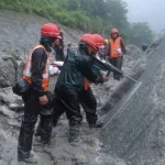 La carrera contrarreloj para salvar a más de 900 obreros de hidroeléctricas que se cree están atrapados en túneles tras la avalancha en Nepal y el Tíbet