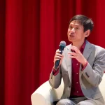 El profesor que causa furor entre los adolescentes chinos y la razón de su éxito
