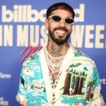 Anuel AA pide a Karol G que lo desbloquee en promoción de ‘Vuelve’: ‘Es que yo me enamoro profundamente’