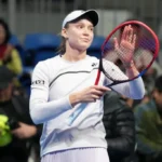 Rybakina garantiza acabar el año como número 1, mientras que Osaka cae eliminada