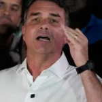 Flávio Bolsonaro se declara “el verdadero ganador” de las elecciones en Brasil y denuncia presunto fraude